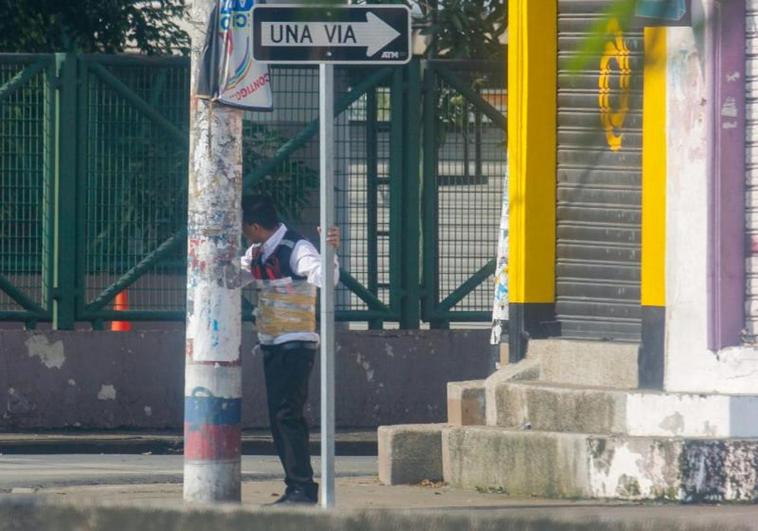 Unos delincuentes colocan un chaleco bomba al vigilante de una joyería en Ecuador