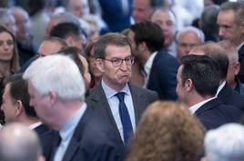 El presidente del PP, Alberto Núñer Feijóo, en el centro, durante un desayuno informativo.