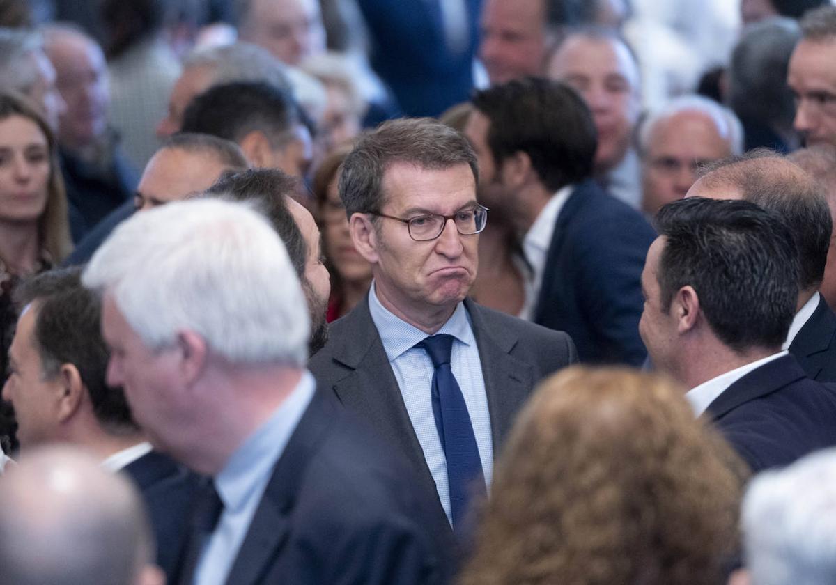 El presidente del PP, Alberto Núñer Feijóo, en el centro, durante un desayuno informativo.