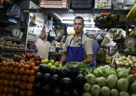 Un comercio de fruta y verdura.