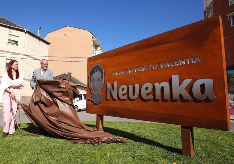 Un monumento salda la «deuda pendiente» de Ponferrada con Nevenka Fernández