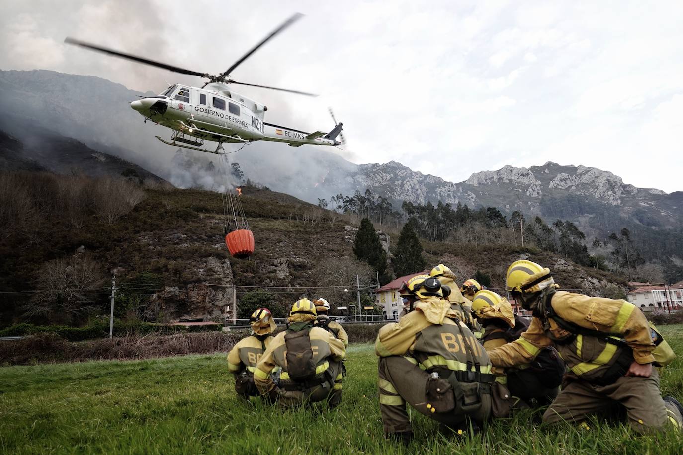 Bomberos de Asturias trabajan para extinguir las llamas en un incendio forestal