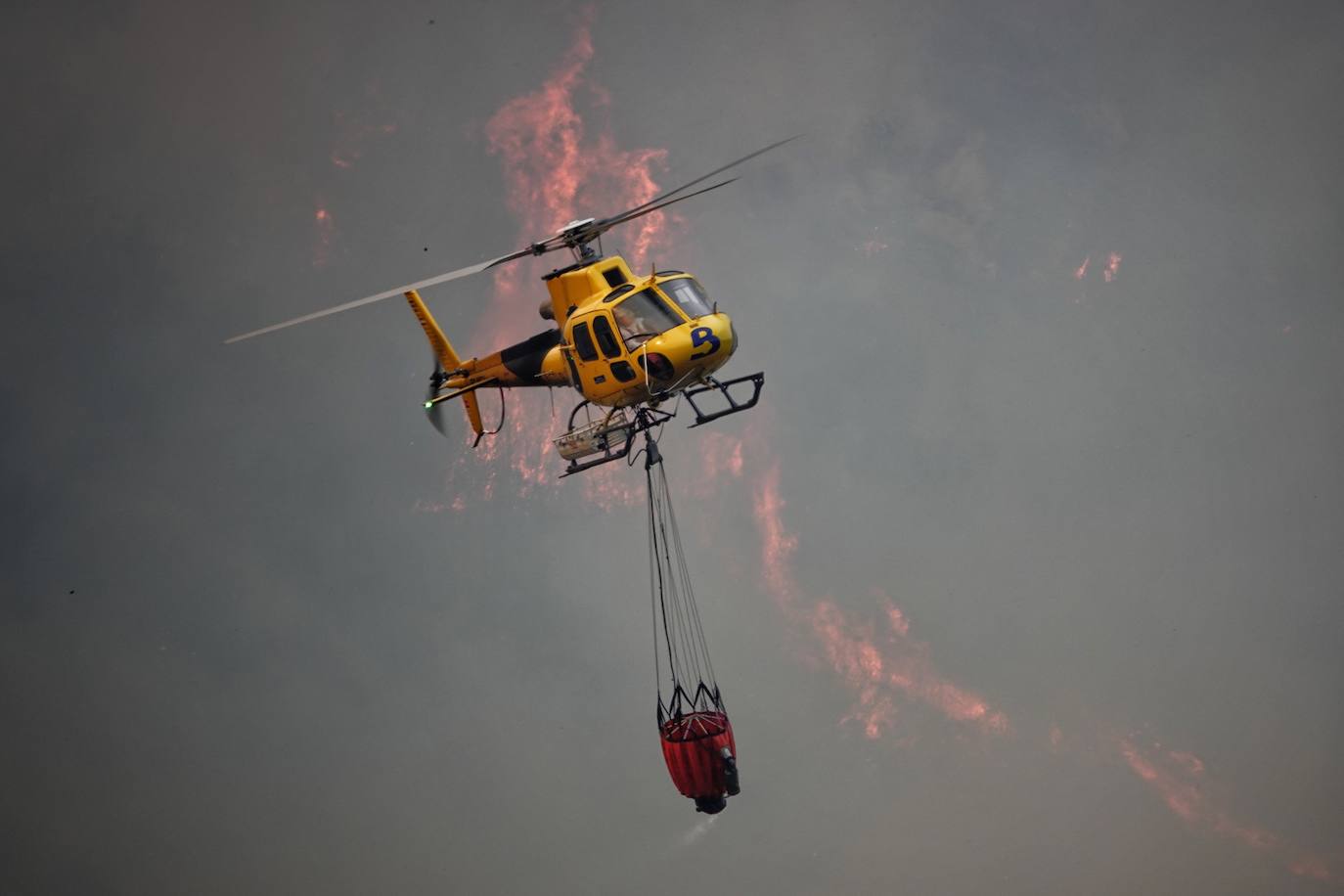 Bomberos de Asturias trabajan para extinguir las llamas en un incendio forestal