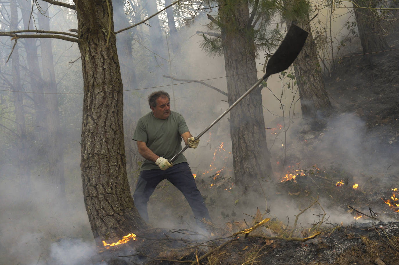 Un hombre trabaja en las labores de extinción del incendio declarado en Navelgas