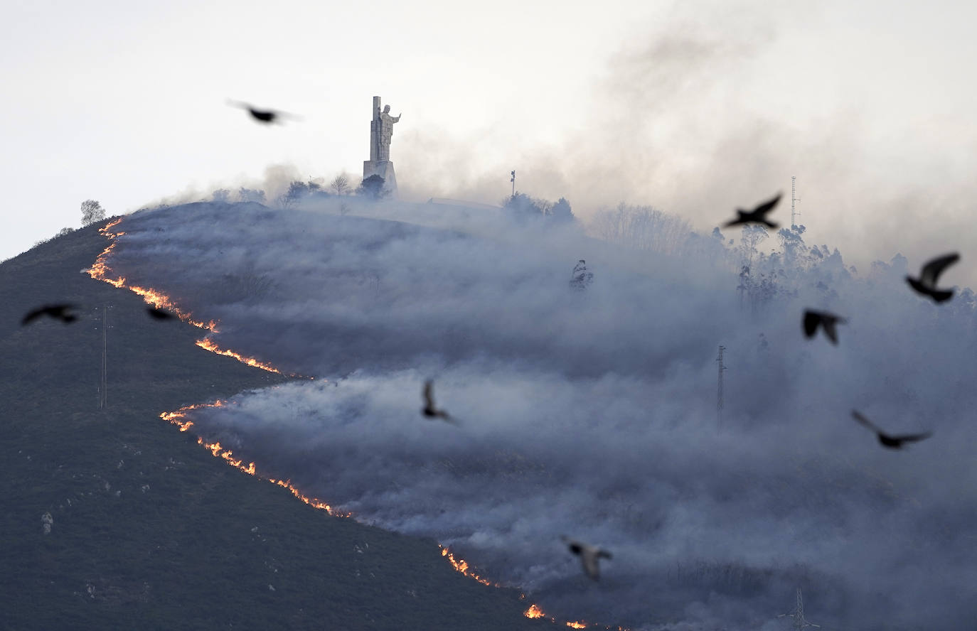 Asturias registra a primera hora de este viernes 116 incendios forestales, veintiséis más que anoche, una situación que ayer obligó a desalojar a 174 personas de 39 viviendas en la zona occidental