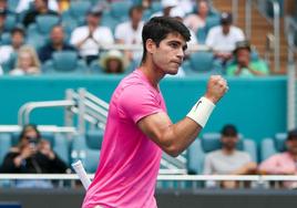 Carlos Alcaraz celebra un punto durante su duelo ante Fritz.