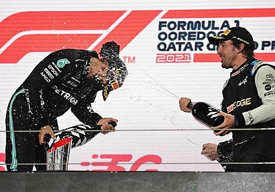 Hamilton y Alonso, en el podio del GP de Catar