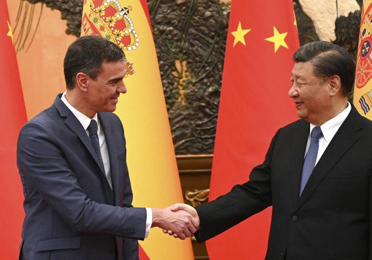 Sánchez estrecha la mano del presidente de China, Xi Jimping, este viernes en Pekín.