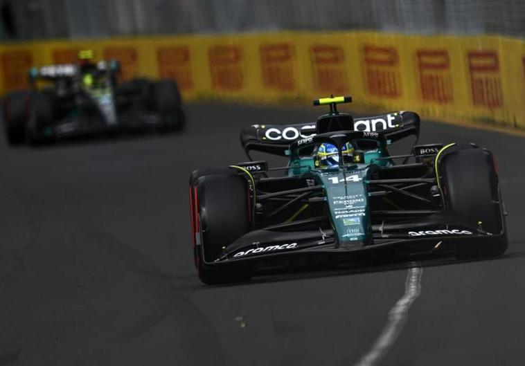 Mercedes se cuela en la lucha entre Verstappen y Alonso