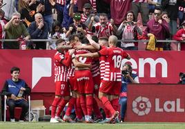 Los jugadores del Girona celebran la victoria en el tramo final