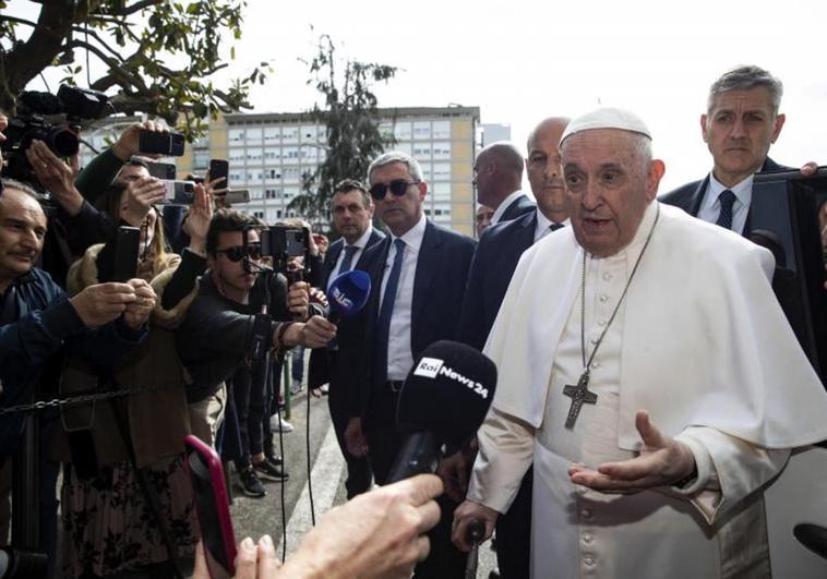 El Papa a su salida esta mañana del hospital.