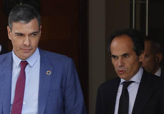 Pedro Sánchez, junto al secretario de Estado de Comunicación, Francesc Vallés.