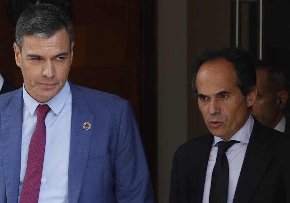 Pedro Sánchez, junto al secretario de Estado de Comunicación, Francesc Vallés.