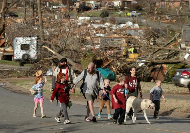 Imagen principal - Destrozos causados por los tornados en la localidad de Little Rock, Arkansas.