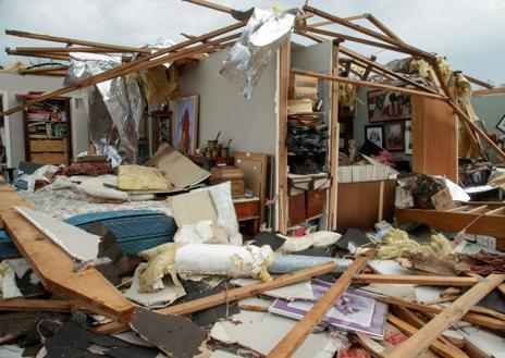 Imagen secundaria 1 - Destrozos causados por los tornados en la localidad de Little Rock, Arkansas.