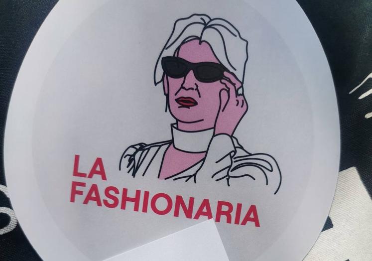 Pegatinas que motejan a Díaz como 'Fashionaria' (moda y Pasionaria).