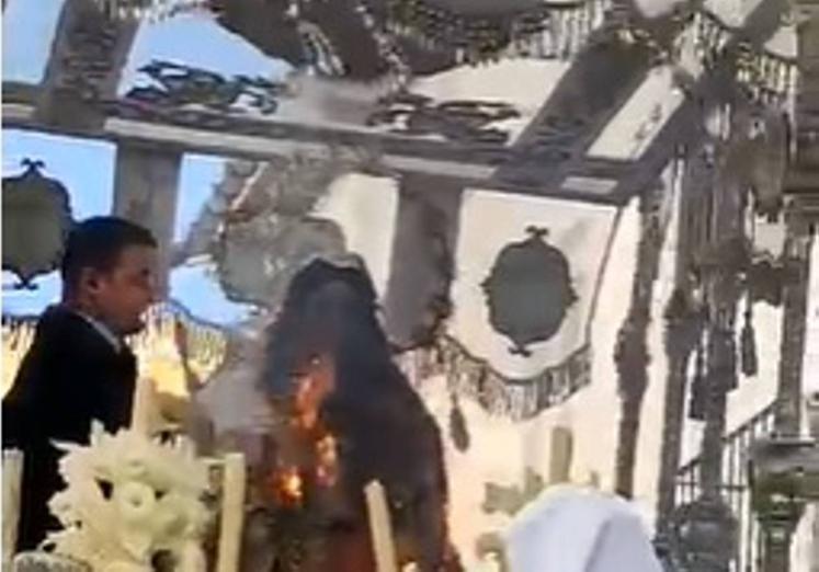 Imagen de la Virgen del Rocío, este Domingo de Ramos, ardiendo en Vélez-Málaga.