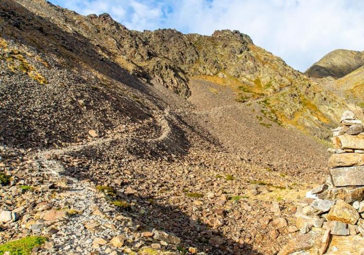 Ruta para subir al pico Carlit desde el lado francés oriental de los Pirineos orientales.