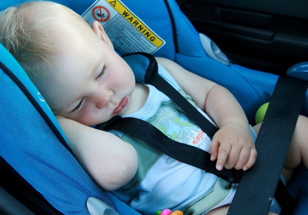 Alerta de la DGT por la silla de niños en el coche: multa y puntos por un  alargador que no es seguro