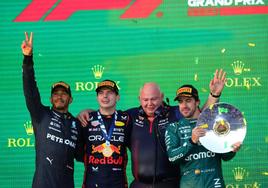 Lewis Hamilton, Max Verstappen y Fernando Alonso, en el podio del Gran Premio de Australia.