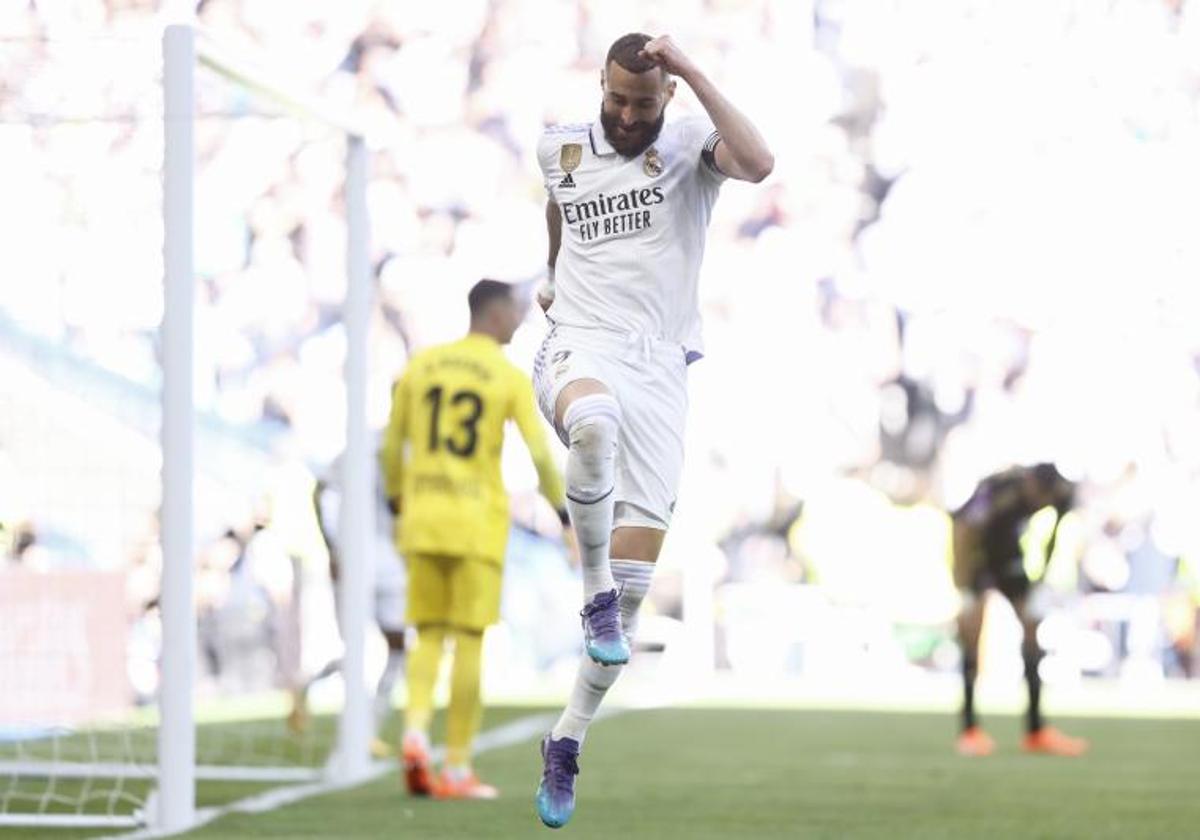 Karim Benzema celebra uno de sus tres goles al Valladolid.