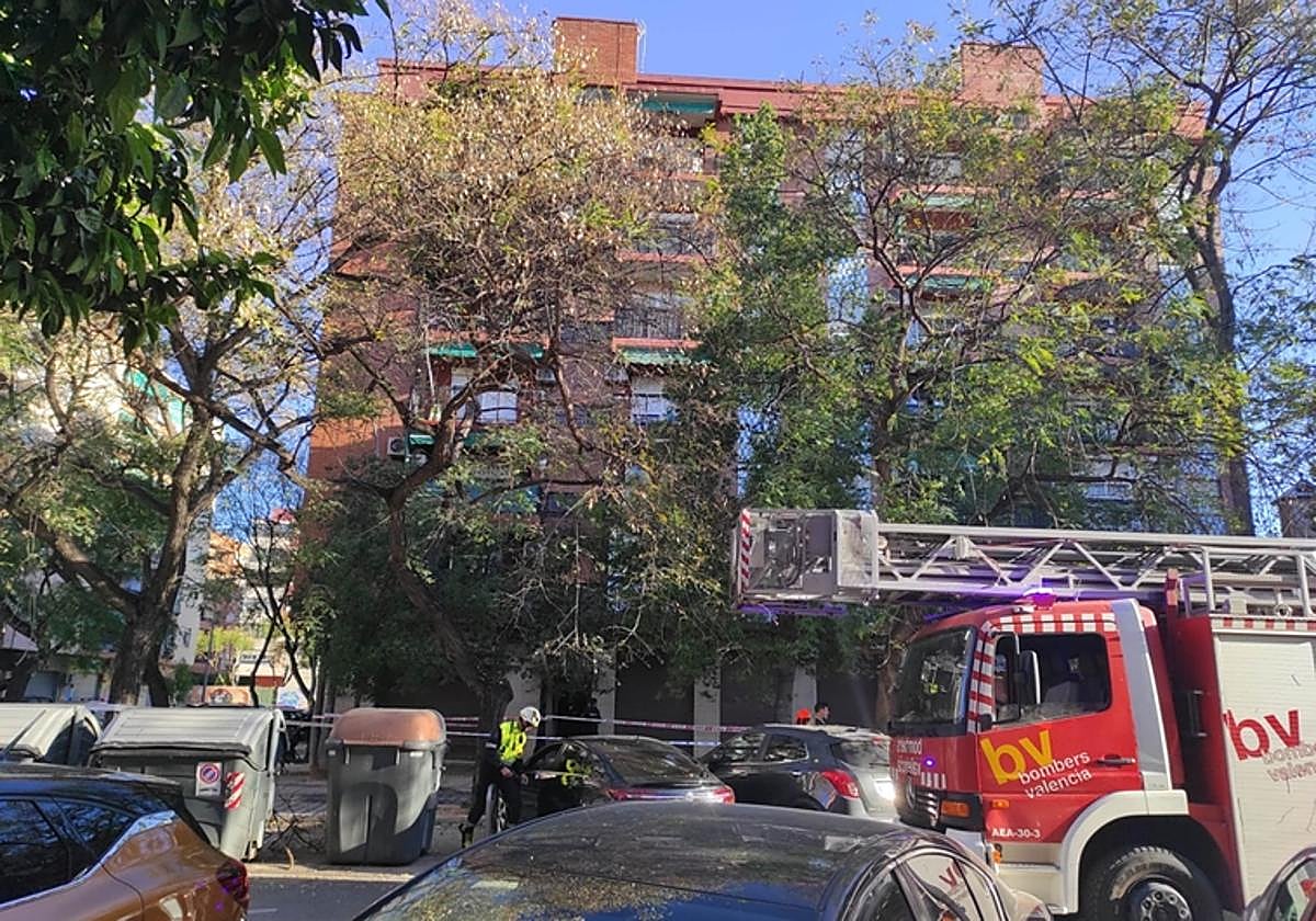 Un vehículo de los bomberos en en lugar.