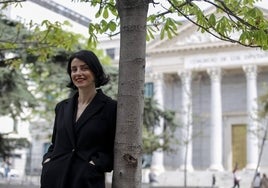 La escritora Mar García Puig, frente al Congreso.