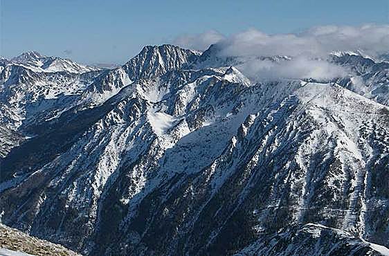 Vista general del pico Carlit desde una de las montañas próximas.