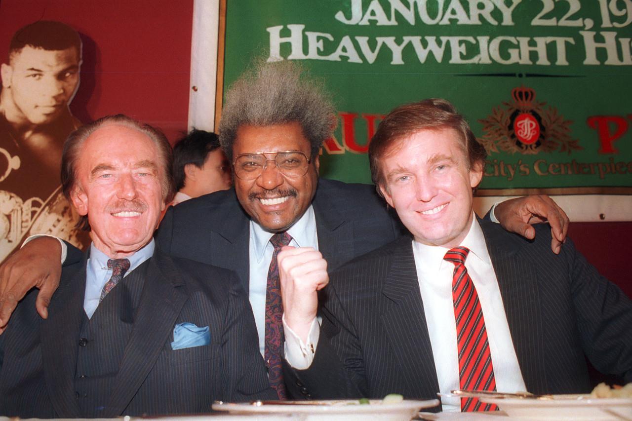 Fred Trump y su hijo flanquean al famoso promotor de boxeo Don King en la presentación de un combate en uno de los hoteles del magnate
