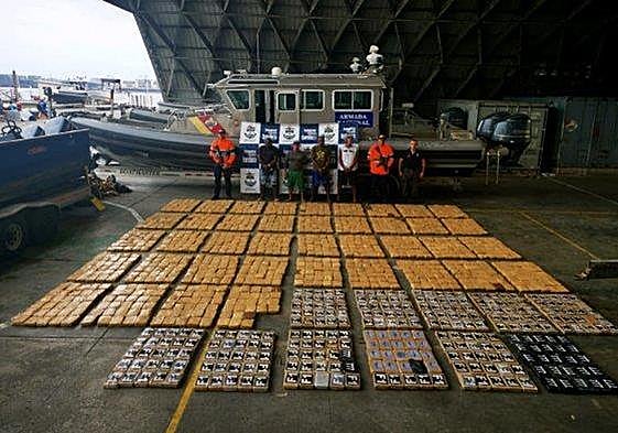 Fardos de droga confiscados por la Armada Nacional tras frustrar el desembarco de un alijo en Colombia