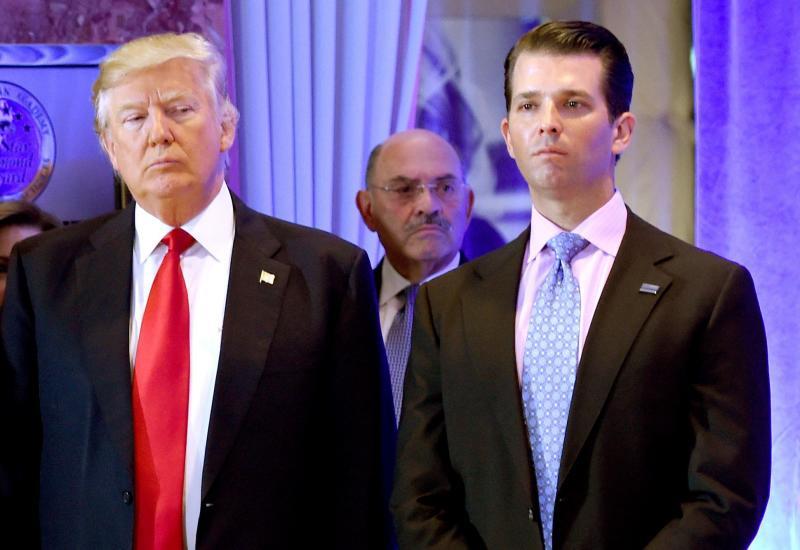 Trump y su hijo Donald Jr., en 2017, acompañados de Allen Weisselberg, condenado a prisión por haber ayudado a crear una trama para pagar a algunos ejecutivos de la Organización Trump con dinero negro