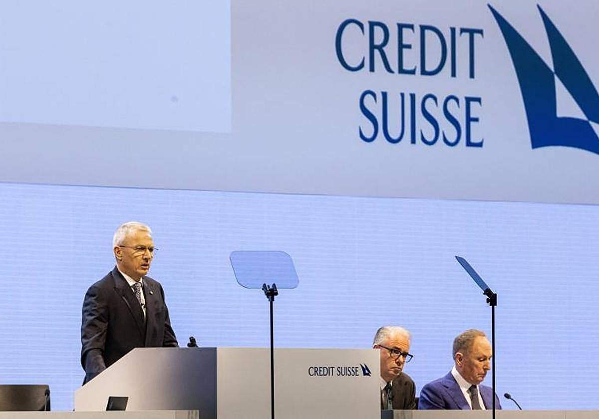 El presidente de Credit Suisse pide perdón a sus accionistas: «Fusión o bancarrota»