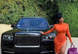 La cantante Cardi B con uno de sus lujosos coches