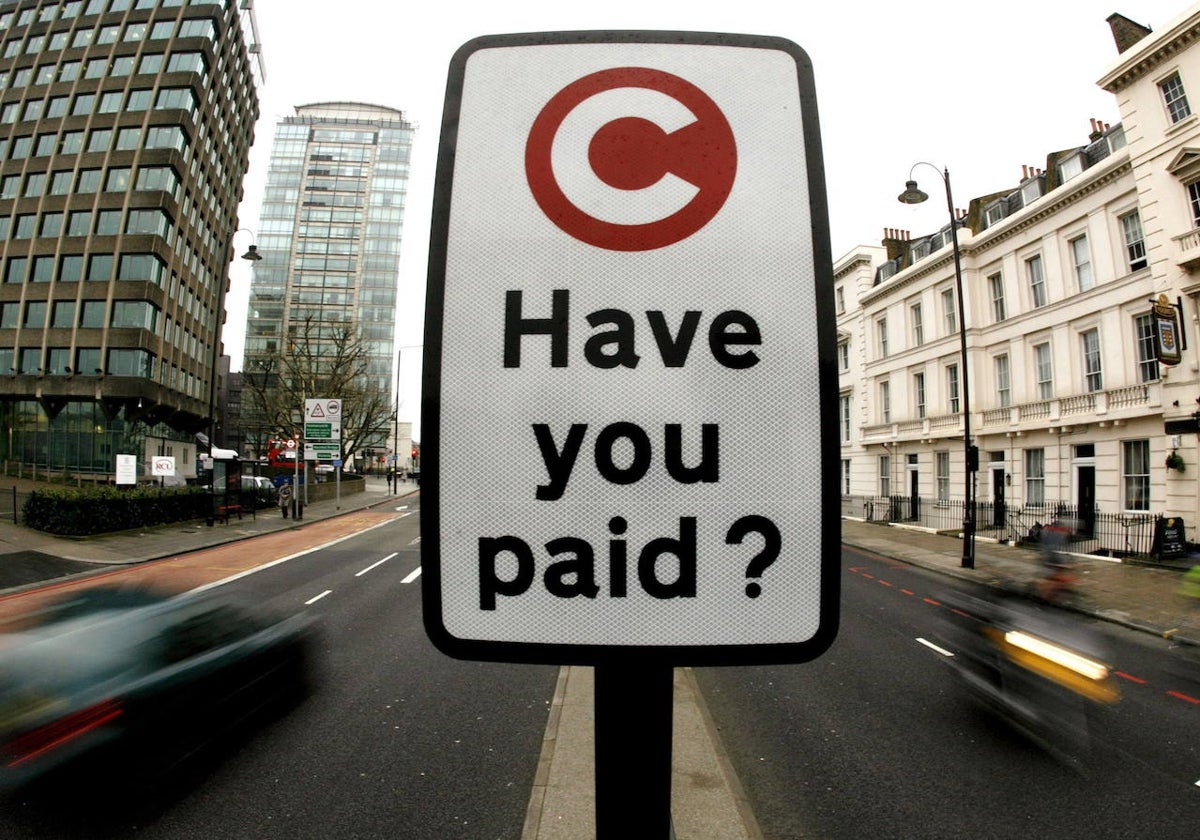 Aviso de zona de acceso restringido en una calle de Londres para evitar la congestión del tráfico.