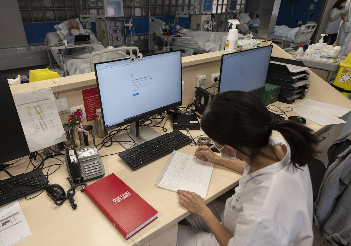 Una trabajadora de un hospital de Barcelona.