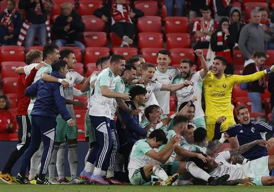 Los jugadores de Osasuna celebran su histórico pase a la final de Copa en San Mamés.