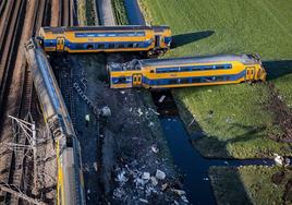 Un tren ha descarrilado en Voorschoten, en Países Bajos, y uno de sus vagones ha quedado al otro lado de la vía