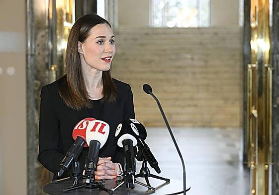 La presidenta del Partido Socialdemócrata de Finlandia (SDP) y primera ministra, Sanna Marin, habla en una conferencia de prensa en el Parlamento de Helsinki