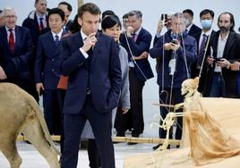 Emmanuel Macron visitó el Museo de Arte Red Brick, en Pekín, en el primer día de su viaje oficial a China.