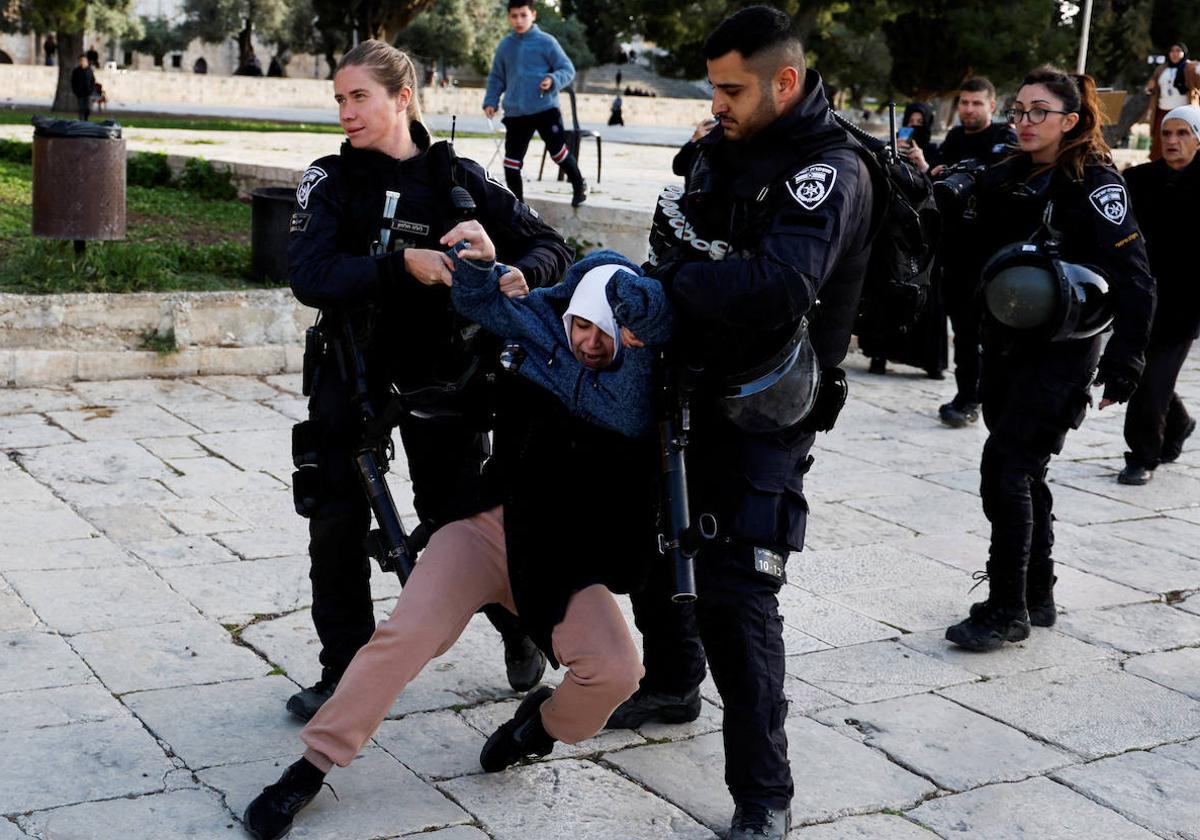 El asalto israelí a Al Aqsa incendia el ramadán en Jerusalén