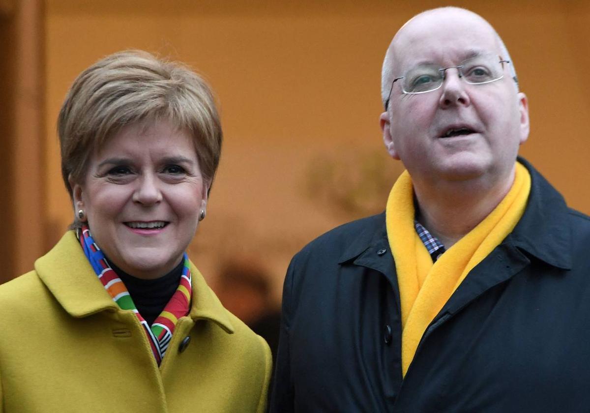 Nicola Sturgeon junto a su esposo Peter Murrell.