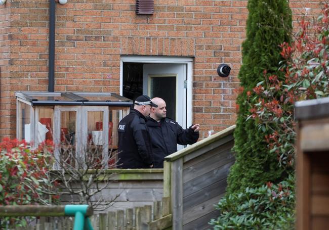 Agentes de policía frente a la casa del exjefe ejecutivo del SNP, Peter Murrell, en Glasgow, en Escocia.