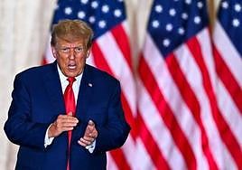 Trump, rodeado de su equipo de asesores legales, se sienta en el banquillo de los acusados.