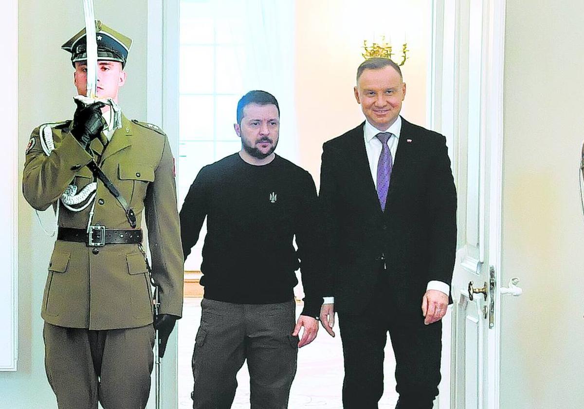 Duda y Zelenski reciben el saludo de honor de la guardia del palacio presidencial de Varsovia.