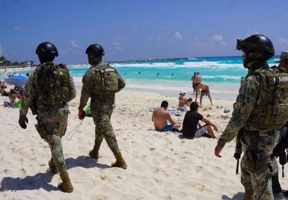 Una patrulla militar recorre una playa de Cancún