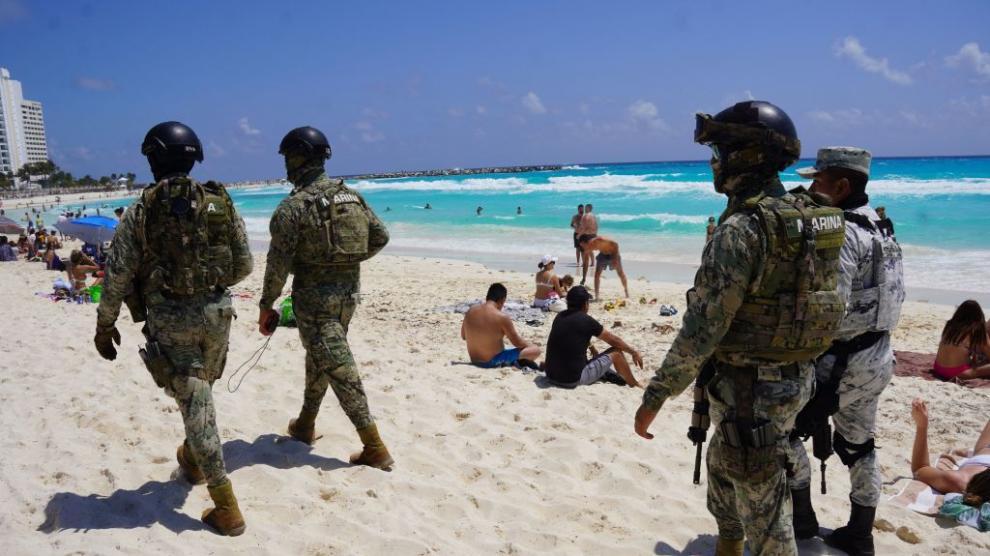 Una patrulla militar recorre una playa de Cancún