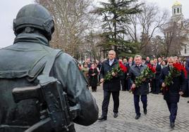 El gobernador militar ruso de Crimea, Sergei Aksyonov, deposita flores en un monumento.