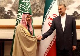 Los ministros de Exteriores de Arabia Saudí e Irán, Faisal bin Farhan y Hossein Amirabdollahian, este jueves en Pekín.