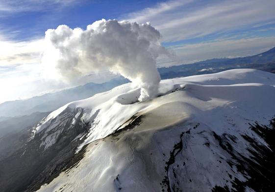 El volcán Nevado del Ruiz, en Colombia, expulsa gases y ceniza.