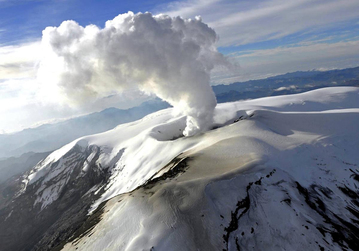 El volcán Nevado del Ruiz, en Colombia, expulsa gases y ceniza.